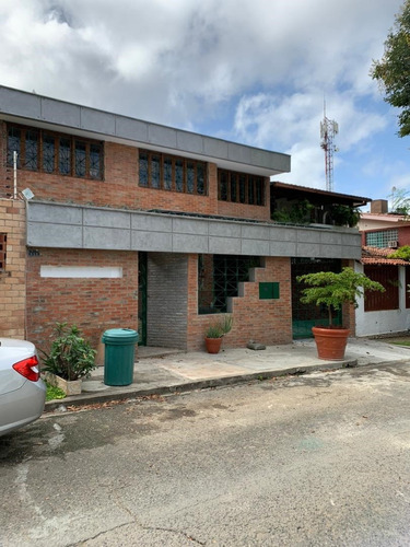 Vendo Casa De Dos Niveles En Urbanización La Carlota Remodelada 