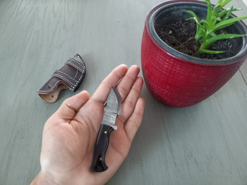 Llavero Mini Cuchillo Tracker Portátil Acero Damasco Escala Color Negro
