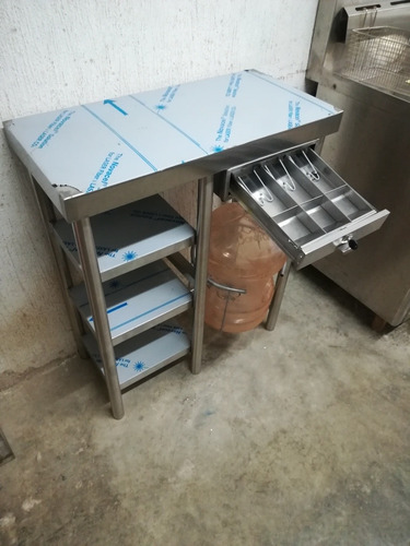 Imagen 5 de 7 de Mesa Con Porta Garrafon En Acero Inoxidable