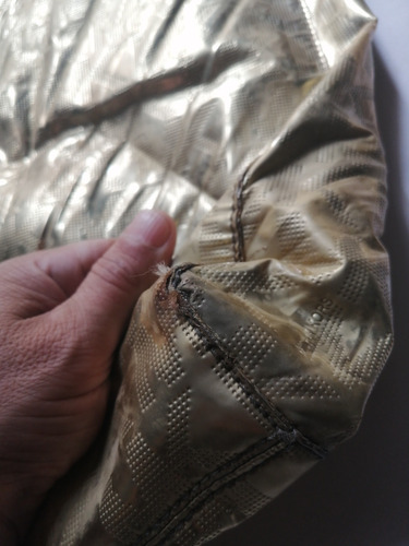 Imagen 2 de 10 de Bolso De Mano M K Dorado Metálico Entre Ahulado