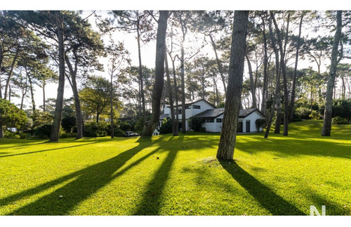 Oportunidad. Vende Casa Con Gran Metraje En San Rafael, Playa Brava. Punta Del Este. 