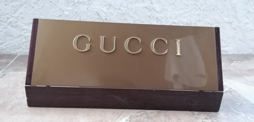 Adorno Gucci. Letras Doradas. Acabado Piano 