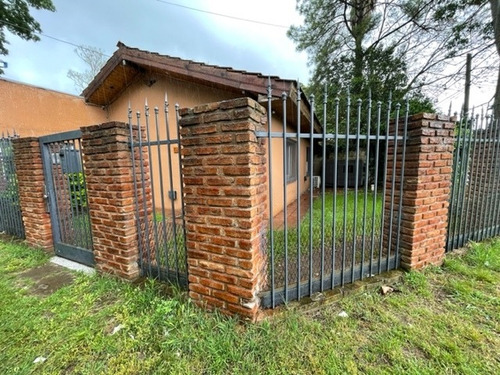 Imagen 3 de 9 de Venta - Casa En Esquina Con Jardín Y Pileta!
