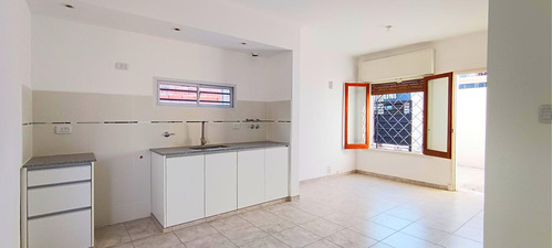 Casa En Venta A Estrenar, Dos Dormitorios, Patio Y Cochera. Berisso