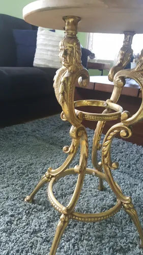 Mesita Antigua Con Patas De Bronce Macizo Y Tapa De Mármol. (Usado)