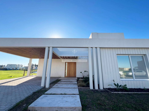 Casa En Venta A La Laguna - Santa Ana - Villanueva