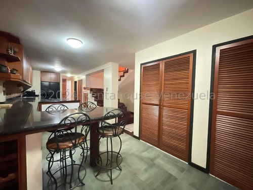 Casa En Venta Maracay Urb Andres Bello Con Piscina Y Parrillera En Buenas Condiciones Zona Norte Kg:24-24527