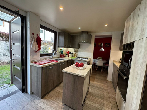 Vende Casa Cómoda Y Luminosa En Concón