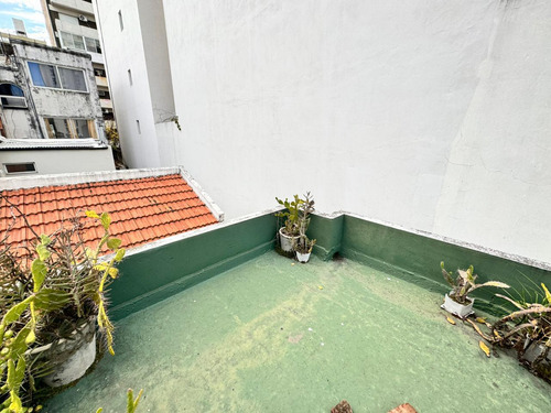 Venta - Casa Pasillo A 2 Cuadras Del Río. 3 Dormitorios Y Patio. Alquila Cochera En Edificio Al Lado