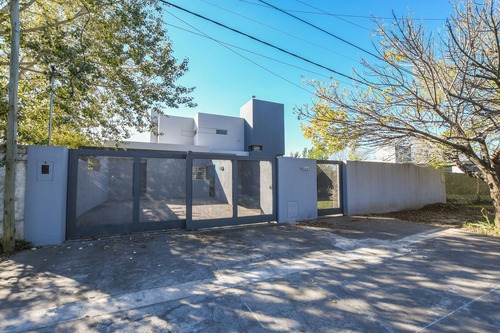 Imagen 1 de 30 de Casa De 3 Dormitorios En Venta Hostal Del Sol Con Pileta Fisherton