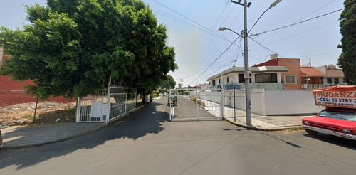 Casa De Dos Niveles Con Amplio Estacionamiento Frontal. Ce Encuentra Dentro De Una Privada Con Acceso Controlado Las 24hrs. Se Encuentra Muy Bien Ubicada Cerca De Calzada De Las Bombas Y Avenida C