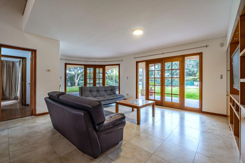 Venta/permuta Casa De 4 Dormitorios Con Amenities. San Marino, Funes Hills.