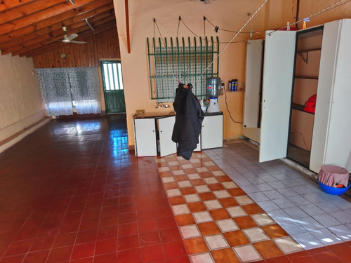 Casa De 4 Ambientes Con Amplia Galería