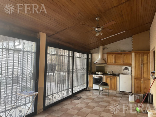 Imagen 13 de 17 de Venta Casa 4 Ambientes Con Jardín, Cochera, Quincho Y Fondo Libre Con Piscina En Wilde (30086)