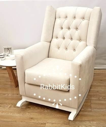 Imagen 4 de 10 de Sillon Mecedor Eider Con Capitone Tapizado En Pana