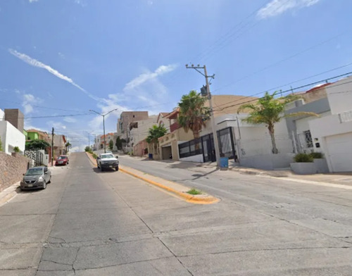 Espectacular Casa De Dos Niveles Ubicada En Calle Fuente Trillenium, Colonia Las Fuentes I, Delegacion Chihuahua, Chihuahua Cm