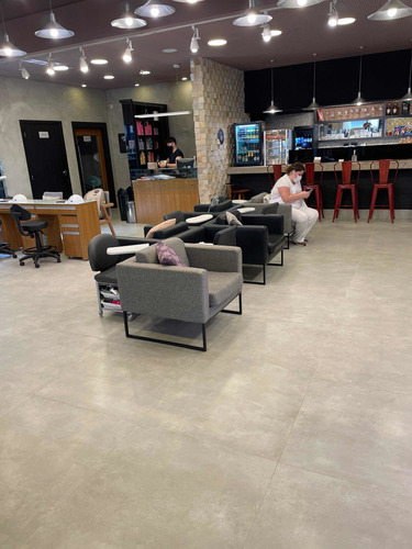 Imagem 4 de 4 de Poltrona Moderna Em Espuma, Tecido E Estrutura Metálica.