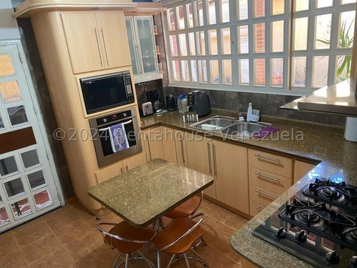 Townhouse En Venta Remodelado Urbanización Santa María Los Teques