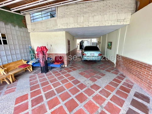 Amplia Y Cómoda Casa En Venta Al Oeste De La Ciudad, Posee Gran Distribución Interna Para El Disfrute De Tu Familia