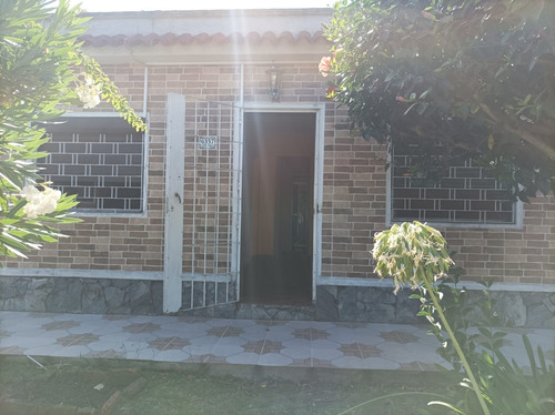 Imagen 2 de 14 de Casa De Dos Dormitorios Entrada Para Auto,patio,jardin