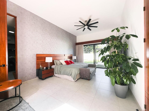Casa En Venta En Privada Hacienda Cholul Con Amplio Terreno Y Paneles Solares