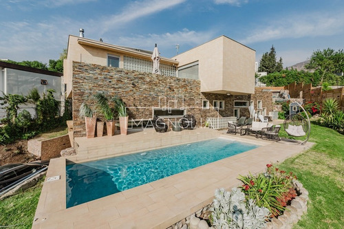 Casa En Venta De 5 Dorm. En Sector La Reserva Chicureo