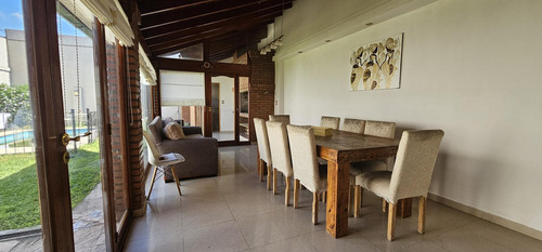 Casa Estilo Chalet 5 Ambientes Con Quincho, Pileta Y Cochera En Palomar