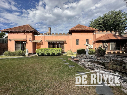 Casa Desarrollada En Una Sola Planta Sobre Amplio Lote