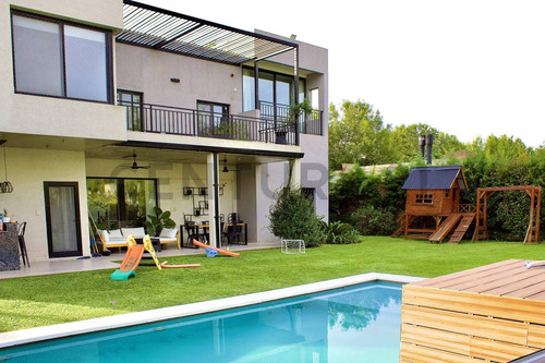 Vende - Casa Moderna, 5 Ambientes Con Piscina Y Gran Parque En Barrio Santa Ana