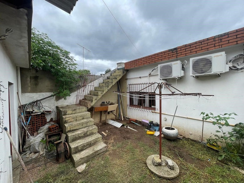 Casa En Venta En Don Torcuato Con Cochera Y Jardín