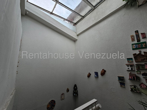 Ms: 25-8955. Se Vende Amplia Casa Quinta En Colinas De Bello Monte. A=450m2, 6h, 3b, 3p.