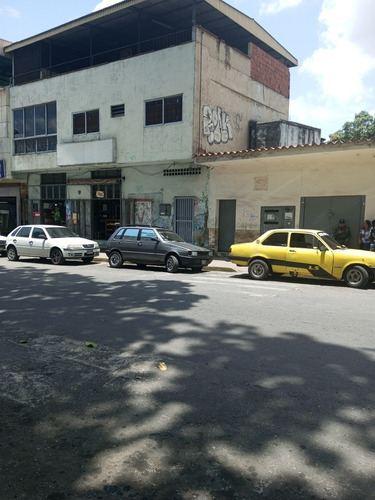 Local En El Centro De Guatire. 