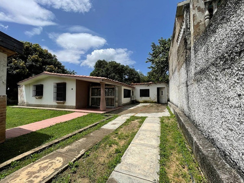 M.carpio Vende Casa Quinta A Remodelar Y Con Anexo En La Urbanización La Entrada Ii Etapa, Naguanagua. 