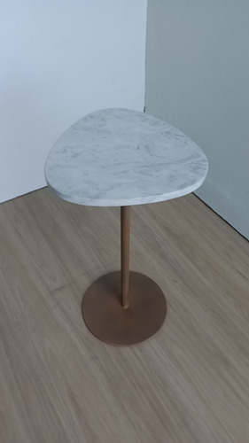 Mesa De Canto Monope, Tampo Em Mármore Redondo E Orgânico.