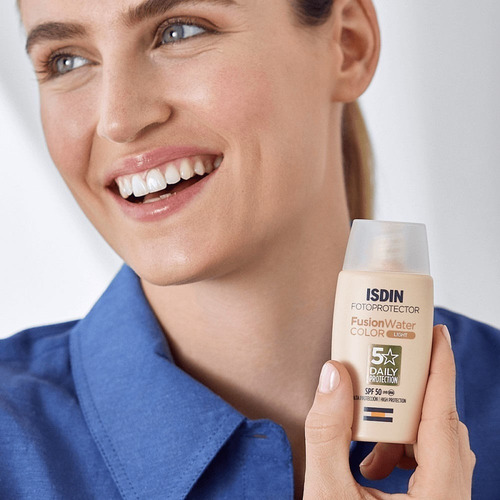 Imagen 3 de 3 de Fotoprotector Isdin Fusion Water Light Fps50 X 50ml