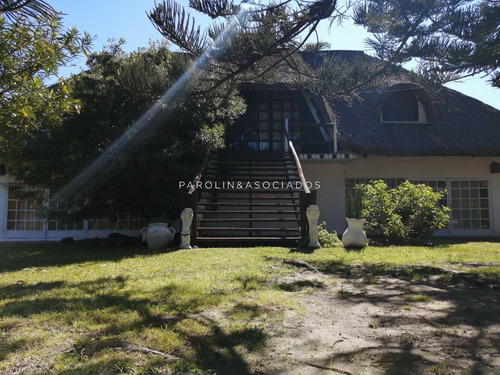 Casa De 5 Dormitorios En Pinares, Punta Del Este- Ref: 2705