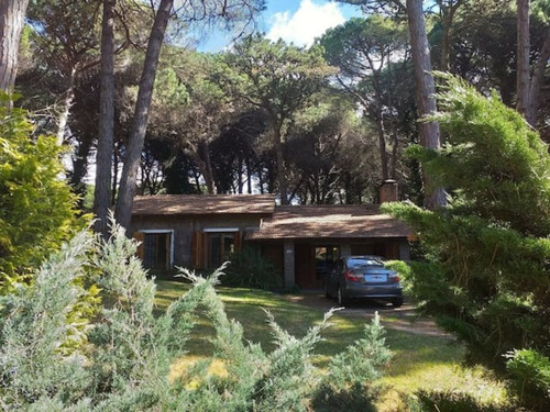 Imagen 1 de 14 de Casa En El Bosque De Cariló Con Piscina Climatizada