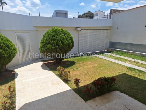 Amplia Casa En Venta Ubicada En Prados Del Este 24-24046