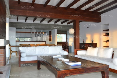 Excelente Casa De Seis Dormitorios En El Chorro Manantiales-ref:26125