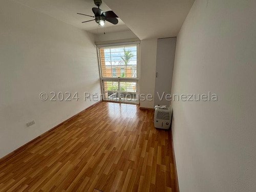 Espectacular Apartamento Duplex Con Clima De Montaña Y Terraza, Urb. Alto Hatillo. Mo 24-24908