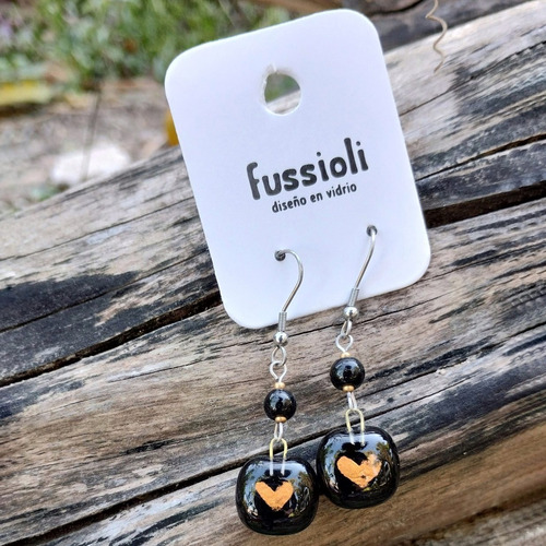 Imagen 4 de 4 de Aretes Largos Corazón De Metal En Acero Y Vidrio Fusionado