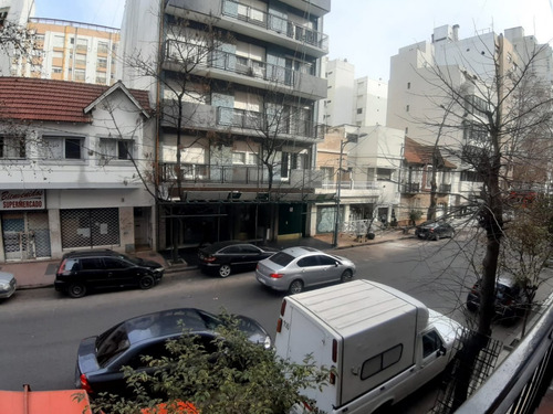 Imagen 4 de 6 de Departamento De 1 Ambiente A La Calle Con Balcón Saliente Con Excelente Entorno