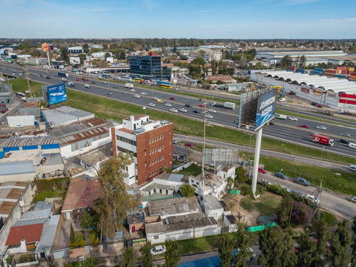 Casa Apta Comercial Sobre Colectora Con Carteles De Publicidad