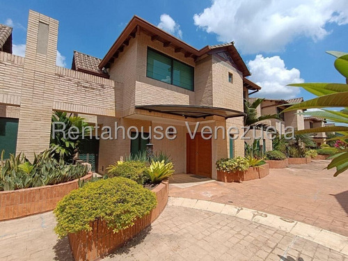 Te Presentamos Este Exclusivo Townhouse En La Zona Más Prestigiosa De Valencia, Conjunto Cerrado De Tan Solo 10 Casas. Distribuidos En 3 Niveles, Esta Propiedad Es El Equilibrio Perfecto Entre Lujo