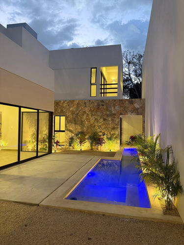 Casa En Venta En Exclusivo Desarrollo De Cholul, Merida.