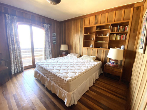 Casa En Venta De 6 Dorm. Frente A La Playa De Zapallar
