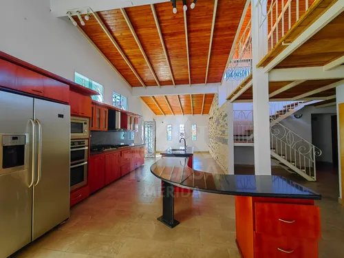 Hermosa Casa Urb Belensate