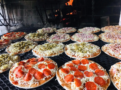 Imagen 5 de 10 de Servicio De Pizzas, Calzones Y Chivitos A La Parrilla