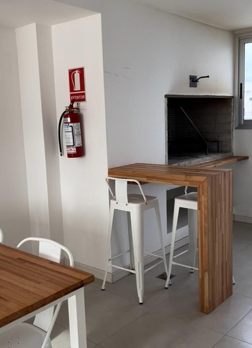 Venta Apartamento De 2 Dormitorios Con Garaje Y Balcón Piso 7 Libre Para Ocupar En Agosto