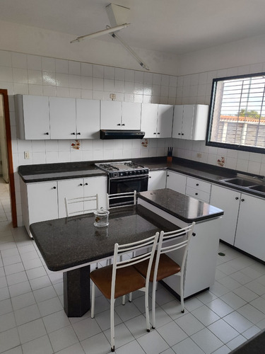 Casa En Venta, Hermosa, Cómoda Y Segura. Urbanización Club De Campo, San Antonio De Los Altos Miranda